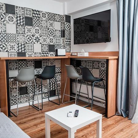 Puzzle Apartaments&Studios ไกรโอวา ภายนอก รูปภาพ