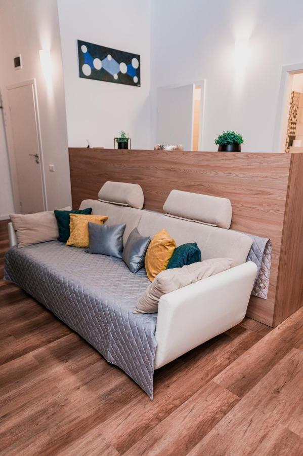 Puzzle Apartaments&Studios ไกรโอวา ภายนอก รูปภาพ